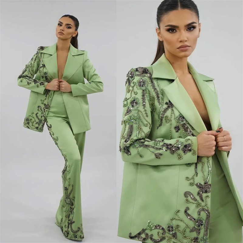 Women Formal Wear Designers - Designer-Damenanzüge aus grünem Satin, luxuriöse Perlenapplikation,