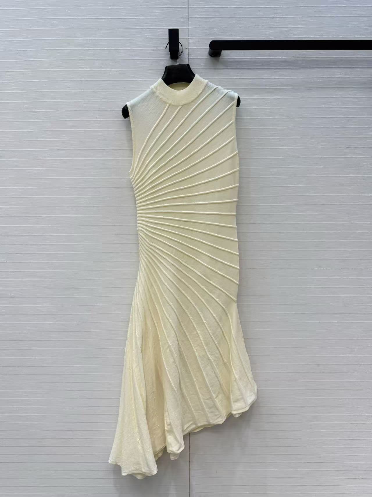 Women Formal Wear Designers - Einfarbiges, cooles und elegantes, unregelmäßig plissiertes